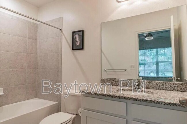 Building Photo - 1122 Hillhurst Dr