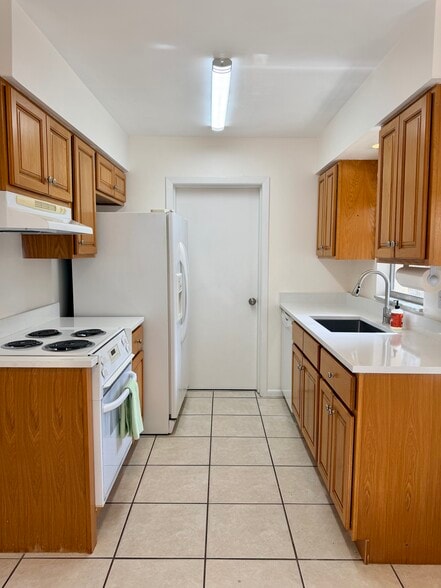 kitchen - 912 La Salle Ave