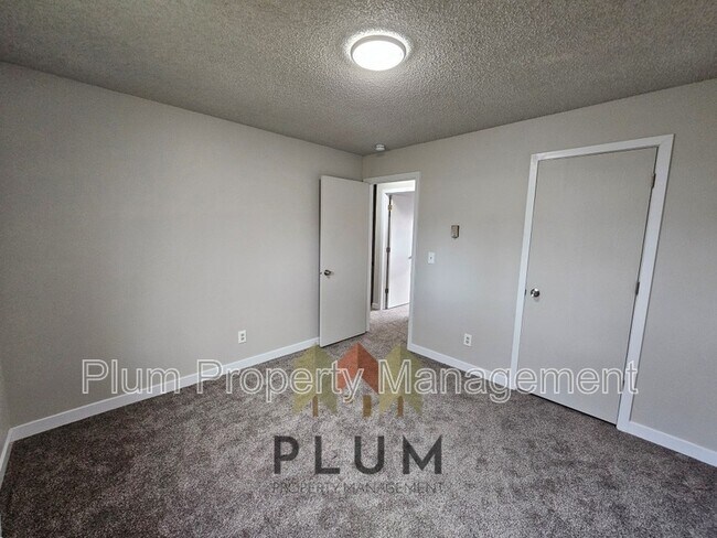 Building Photo - 809 Bulwer St