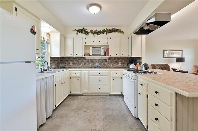 Building Photo - 7 acres with 5 bed, 3 bath less than 25 mi...