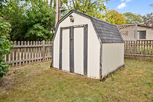 Building Photo - 328 S 14th St