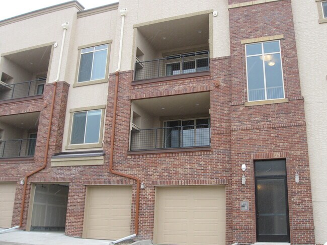 Building Photo - 303 Inverness Way S