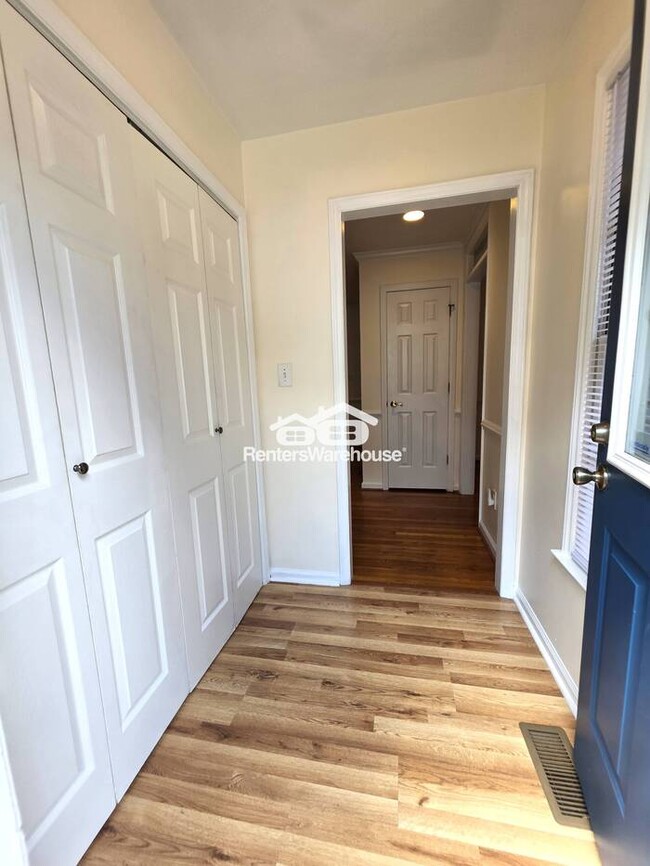 Building Photo - Lovely 3 bedroom, 2 1/2 Bath home in popul...
