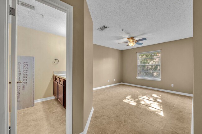 Building Photo - Oviedo Condo One-bedroom Available UTILITIES included.