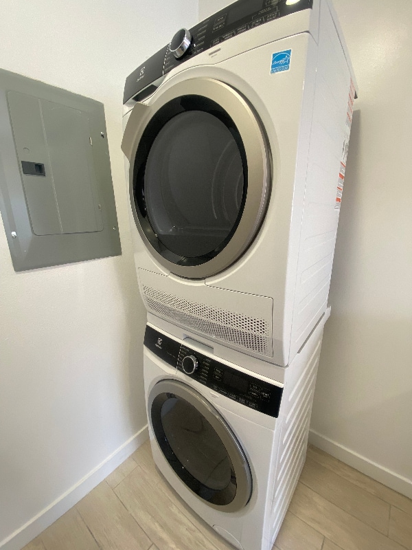 Building Photo - 1849 S Bentley Ave