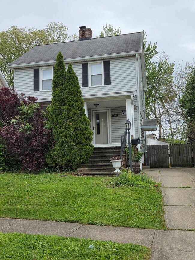 Building Photo - Charming 3-Bedroom Property in Prime Location