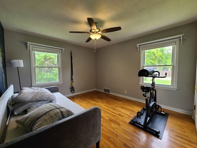 Building Photo - Partially Furnished 3-Bedroom Home with Fe...