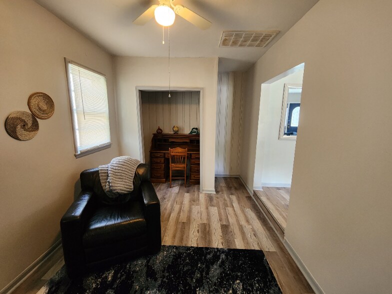 Building Photo - 626 N Oliver St