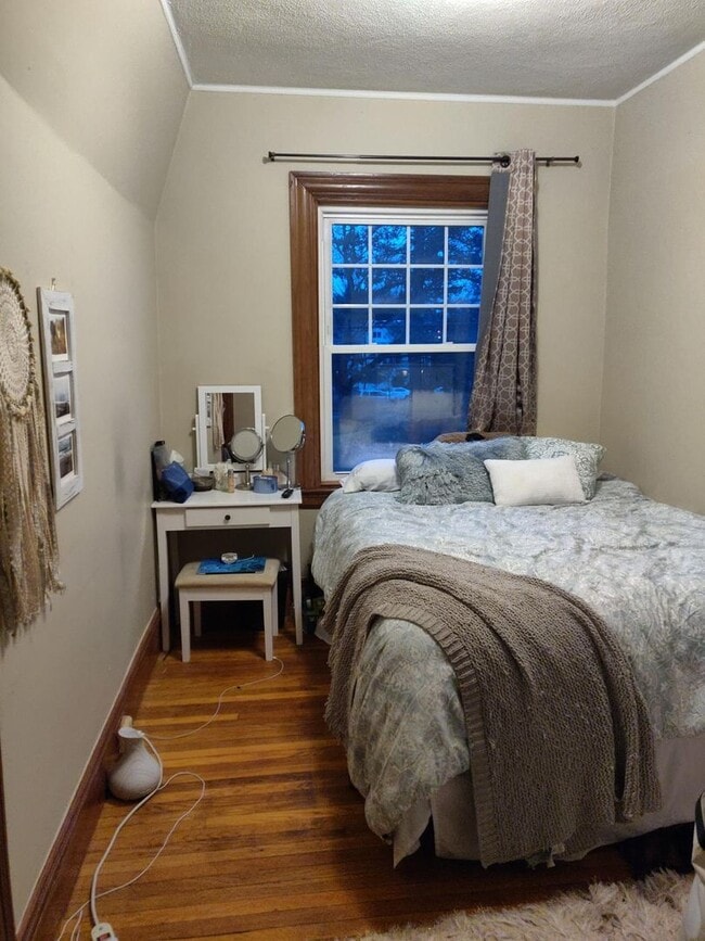 Building Photo - Fantastic, DE-LEADED 4-bedroom, 2.5 bathroom townhouse in Newton available for a summer move-in!