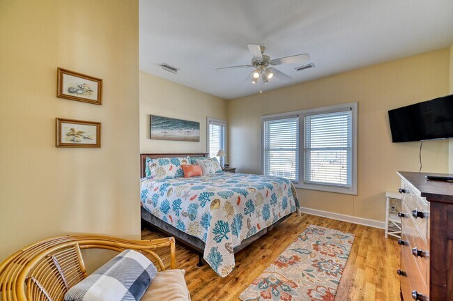 Building Photo - OFF-SEASON FURNISHED MONTHLY RENTAL