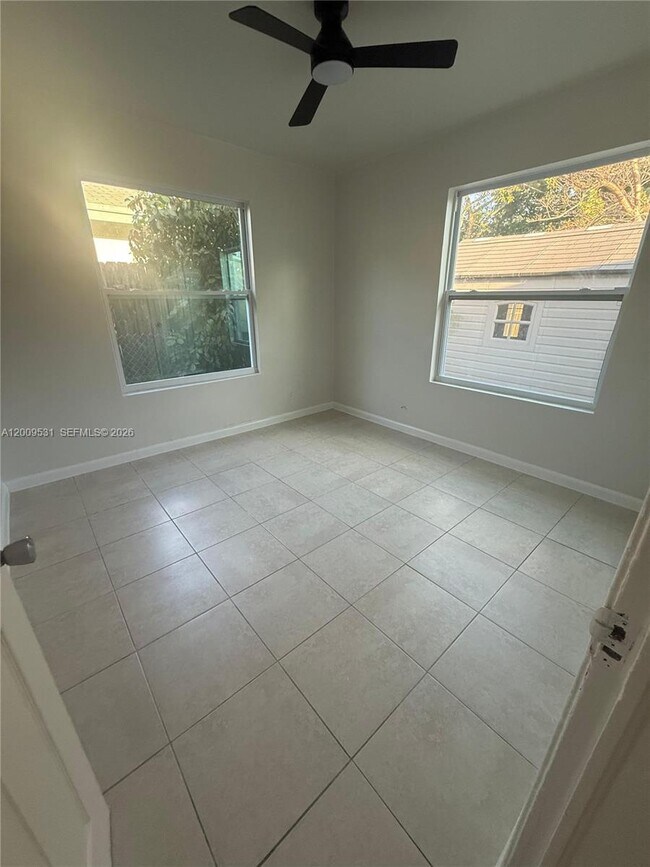 Building Photo - 308 SW 16th St