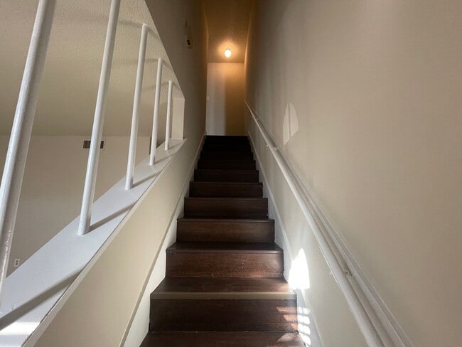 Building Photo - 2 Bedroom 1.5 Bath 2 Story Duplex!