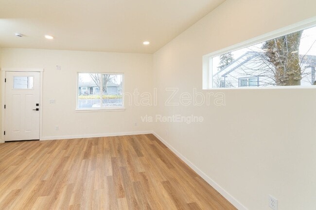 Building Photo - 374 SE Garner St