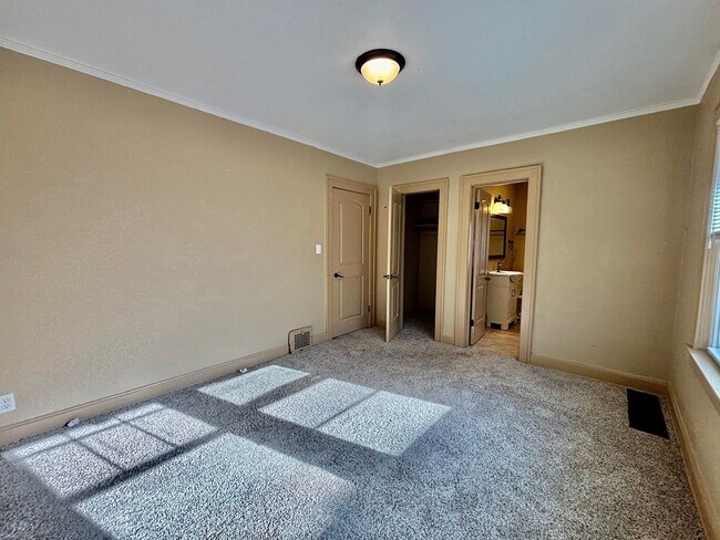 Building Photo - Spacious 2-Bedroom + Den Home with Ample Parking & Backyard!