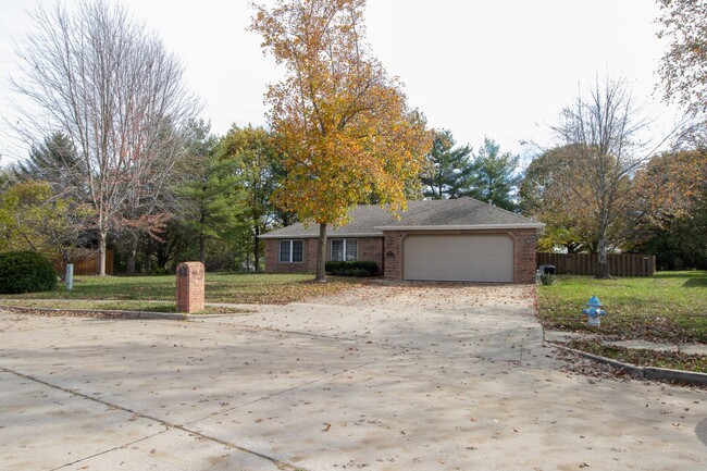 Building Photo - Great Single Family Home in the Highlands!