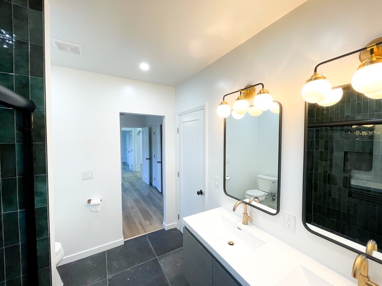 Master Bathroom - 162 Comstock Dr