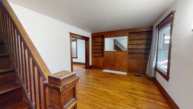 Building Photo - SINGLE FAMILY HOUSE!  4 BEDROOMS + 2 FULL ...