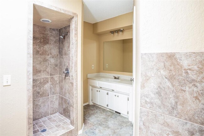 Building Photo - 8412 Breezewood Dr