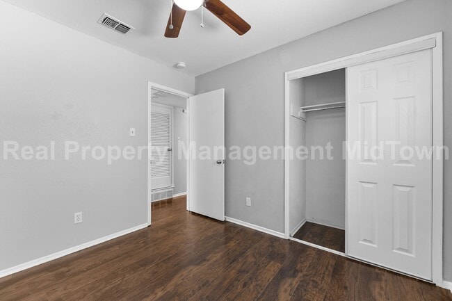 Building Photo - 2827 Blackwood Dr