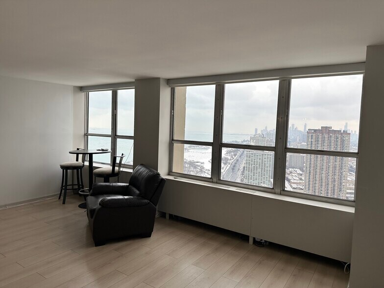 Fantastic sitting area with a great view - 655 W Irving Park Rd