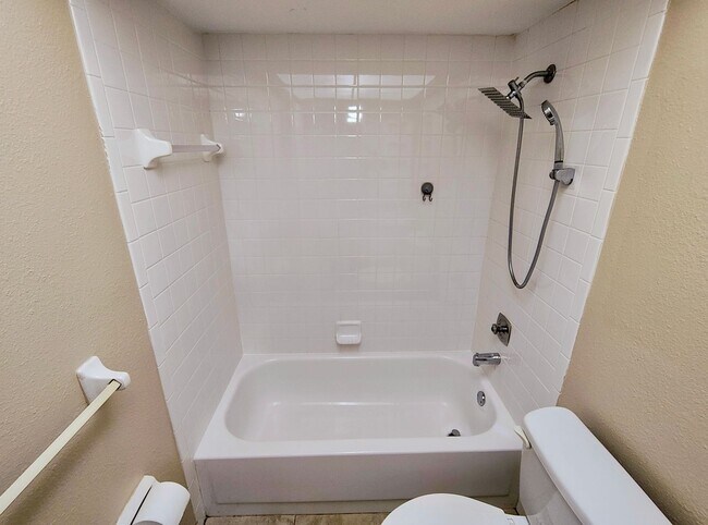 Building Photo - Charming Residence in a Prime Fort Myers Location