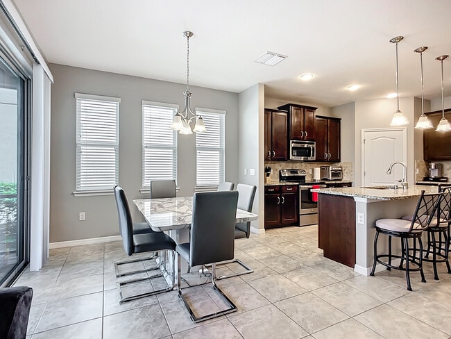 Building Photo - 3009 Esmeralda Dr