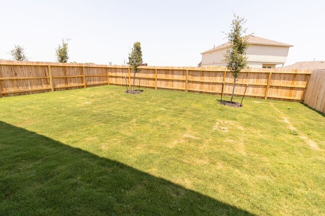 Building Photo - Like New Home, Tons of Space!!!