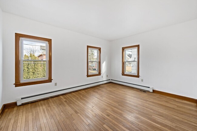 Building Photo - Spacious 4 Bedroom | 1.5 Bath | 1 Car Garage For Rent -Northampton PA