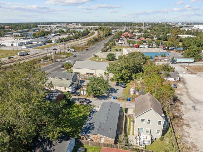 Building Photo - Charming Single-Family Home