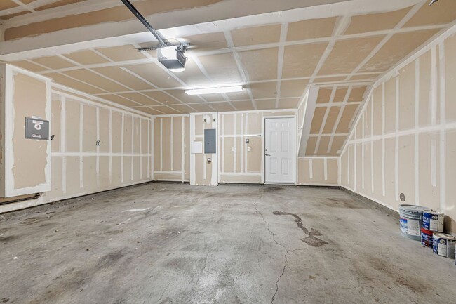 Building Photo - 1,331 sq ft with 2 on-suite bedrooms and o...
