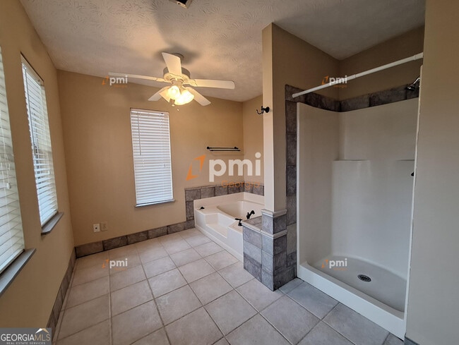 Building Photo - 160 Braelinn Courts