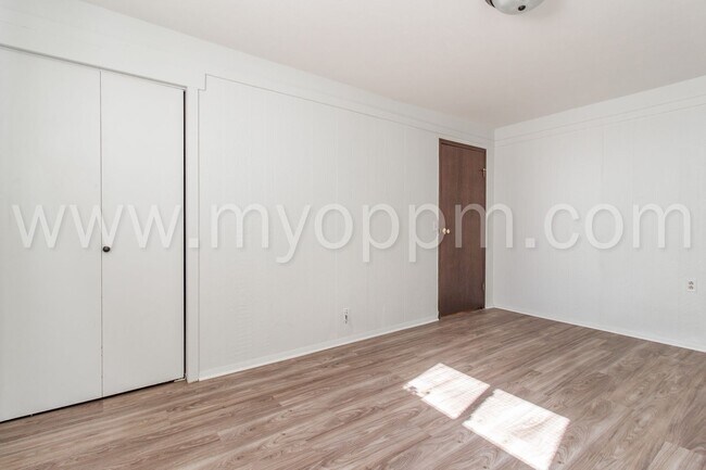 Building Photo - Spacious 3 Bedroom / 1 Bathroom Duplex | Gretna