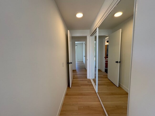 Building Photo - East End Ventura Gem - Spacious, Sunny & Immaculate