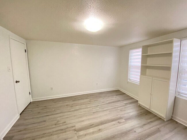 Building Photo - Modern 2 Bed/2 Bath in South Side Slopes- Available July 1st