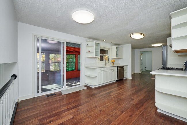 Building Photo - 1613 Hartmann Dr