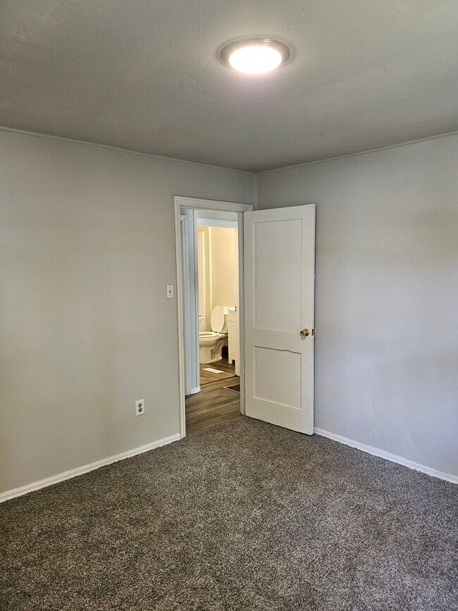 Building Photo - 1609 Rheinhardt Ave