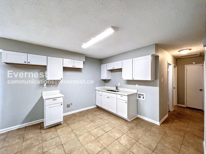 Building Photo - 2645 Eastbrook Dr