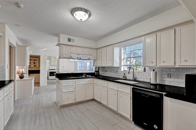 Building Photo - 8006 Pine Cup Dr