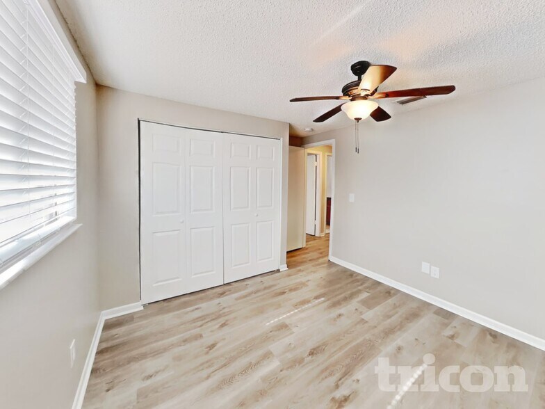 Building Photo - 16137 Ravendale Dr