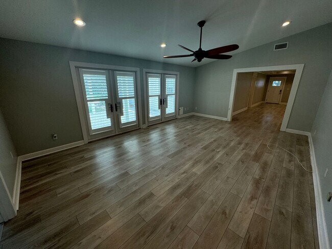Building Photo - Gulf Breeze Proper - 5 bedroom, 3.5 bathro...