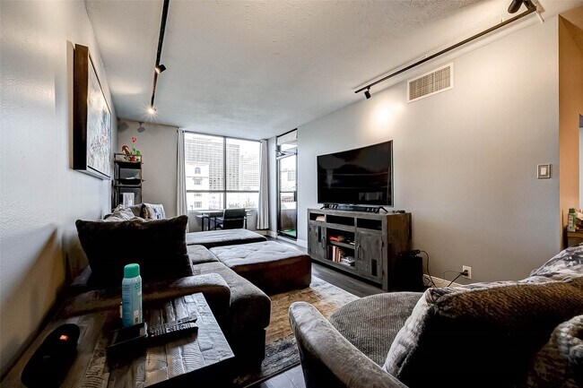 Building Photo - 5150 Hidalgo St