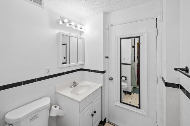 Building Photo - Gorgeous Central Single Family in Heart of Rockville