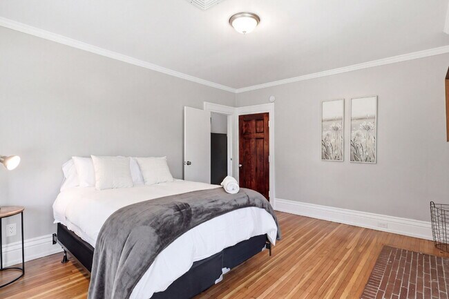 Building Photo - Furnished 10-Bedroom Single-Family Home in Buffalo