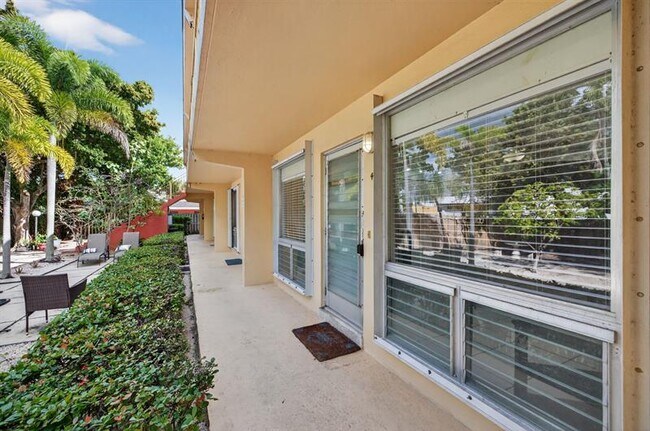 Building Photo - 2624 NE 30th Pl