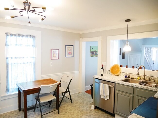 Building Photo - Charming 3-Bedroom Home in Cambridge – Ste...