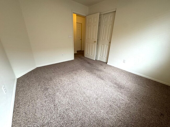 Building Photo - 3 bedroom plus den, 2 bath, on the golf co...