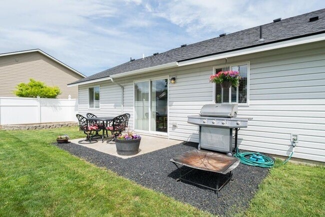 Building Photo - Beautiful 3 bedroom 2 bath Post Falls Home