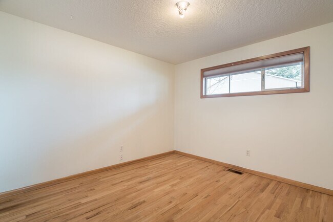Building Photo - $500 move-in incentive! Awesome 3-bdrm/2-bath duplex in heart of Hillsboro—Laundry hook ups, atta...