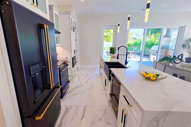 Building Photo - Bold Sarasota Bay Luxury Custom Home, 5 beds/4 baths, Private pool.