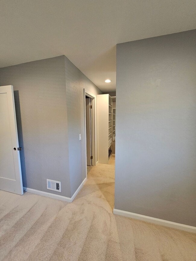 Building Photo - 1394 N Loop Dr